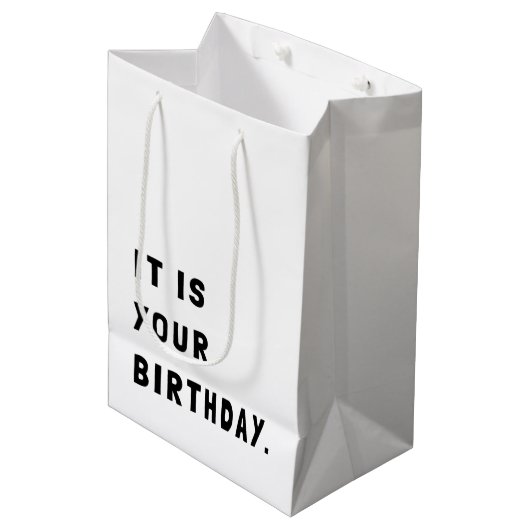 Grappig dat het jouw verjaardag is medium cadeauzakje (Voorkant Gekanteld)