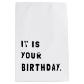 Grappig dat het jouw verjaardag is medium cadeauzakje (Voorkant)