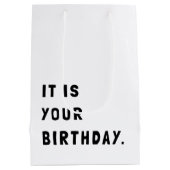Grappig dat het jouw verjaardag is medium cadeauzakje (Achterkant)