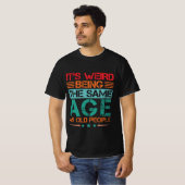 Grappig dat het raar is om van dezelfde leeftijd s t-shirt (Voorkant volledig)