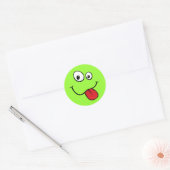 Grappig dat hij zijn tong eruit steekt, groen ronde sticker (Envelop)