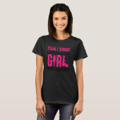 Grappig dat ik als een meisje met Pistool schiet. T-shirt (Voorkant volledig)