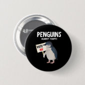 Grappig dat ik bij de pinguïns sta, pinguïns tegen ronde button 5,7 cm (Voorkant /achterkant)