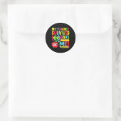 Grappig dat mijn leraar 100 dagen van mij overleef ronde sticker (Tas)