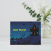 Grappig dat we Bewegende spookhuis blauwe achtergr Aankondigingskaart (Staand voorkant)