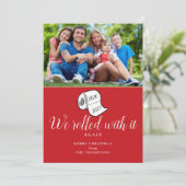 Grappig dat we er mee rondrolden... met kerstmis. feestdagenkaart (Staand voorkant)