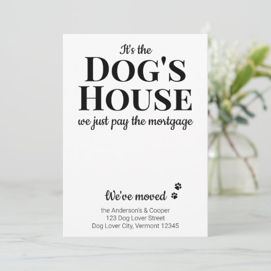 Grappig dat we Pet Dog Moving Announcement hebben Aankondiging (Staand voorkant)
