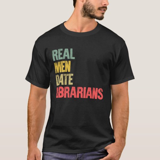 Grappig Dating Real Mannen Date Libraries T-shirt (Voorkant)