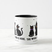 Grappig De hele coven is hier Zwarte katten Hallow Mok (Midden)