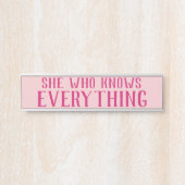 Grappig deurnaam Bord Zij die alles weet Deurbordje (Voorkant)