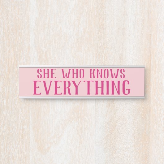 Grappig deurnaam Bord Zij die alles weet Deurbordje (Voorkant)