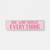 Grappig deurnaam Bord Zij die alles weet Deurbordje (Voorkant)