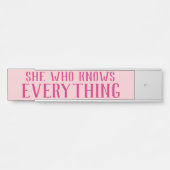 Grappig deurnaam Bord Zij die alles weet Deurbordje (Voorkant)