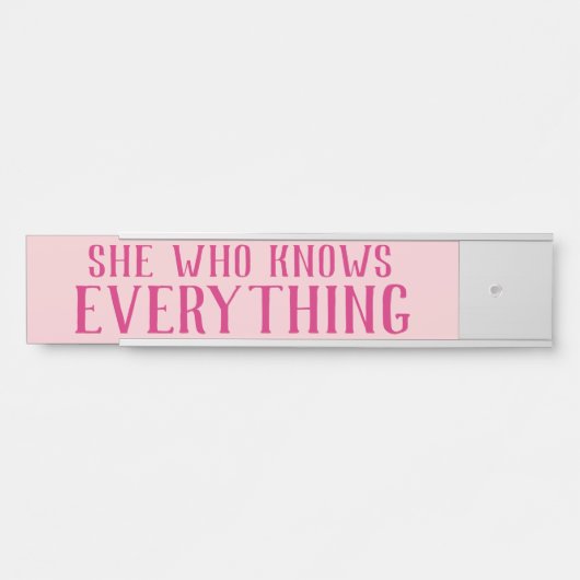 Grappig deurnaam Bord Zij die alles weet Deurbordje (Voorkant)