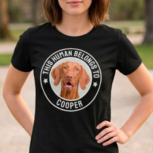 Grappig Deze Mens Hoort Bij Naam Van Hond Huisdier T-shirt