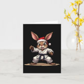 Grappig dier konijn in karate-uniform voor Kerstmi Kaart (Gele Bloem)