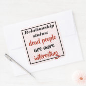 Grappig dode mensen zijn interessanter vierkante sticker (Envelop)