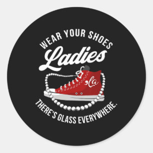 Grappig Draag je schoenen dames er is elke dag gla Ronde Sticker