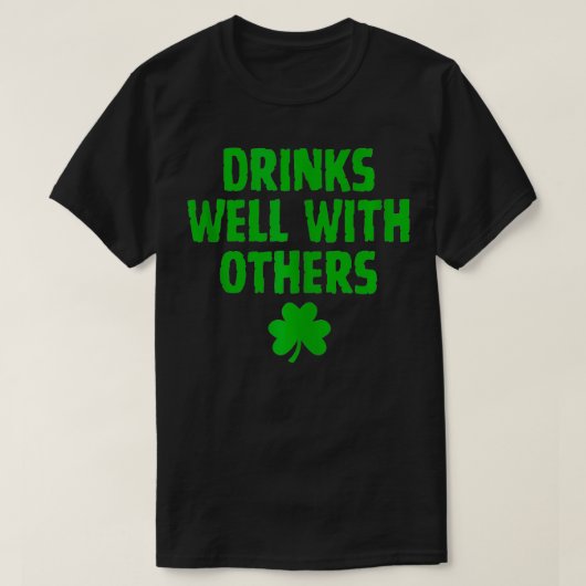 Grappig Drink goed met anderen Drink St Patricks T-shirt (Design voorkant)