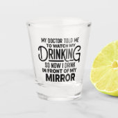 Grappig Drinken Voor de Spiegel Shot Glas (Voorkant)
