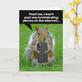 Grappig eekhoorn met mobiele telefoon die foto's n kaart (Gele Bloem)