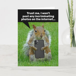 Grappig eekhoorn met mobiele telefoon die foto's n kaart