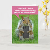 Grappig eekhoorn met mobiele telefoon met pinnen kaart (Gele Bloem)