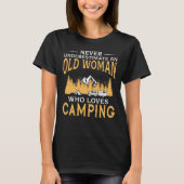 Grappig een oude vrouw die van Camping houdt T-shirt (Voorkant)