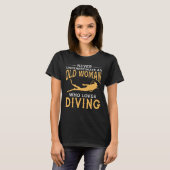 Grappig een oude vrouw die van het duiken van Scub T-shirt (Voorkant volledig)