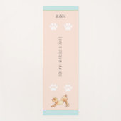 Grappig en schattig hondenrondje met een zwarte ro yogamat (Voorkant)