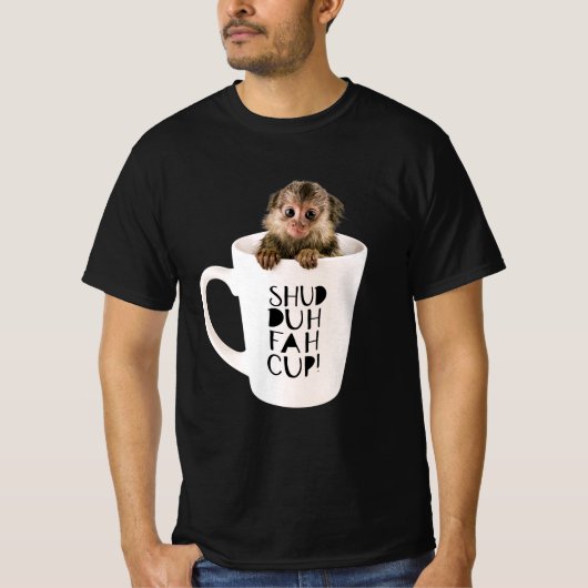Grappig Finger Monkey in een SHUD-DUH-FAH-CUP Cup T-shirt (Voorkant)