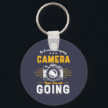Grappig fotografie, geen camera zonder fotograaf sleutelhanger<br><div class="desc">Als ik mijn camera niet kan meenemen, dan ga ik niet. Grappig en grappig design voor fotografen. Fun quote en humor koopwaar voor hen die graag foto's maken, lid van de fotografieclub. en noodlijdend ontwerp voor amateur- of professionele fotografen die overal camera's en lenzen dragen. Geweldig kerstcadeau en verjaardagscadeau voor...</div>