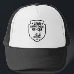 Grappig gazon maaien papa tuin werk papa grap trucker pet<br><div class="desc">Officieel hilarisch! Dit "Lawn Enforcement Officer" -t-shirt is ideaal voor vaders die met trots maaien. Pas het aan met een specifiek jaar! Ideaal voor vaders die houden van maaien,  tuinwerk of papa-grappen. Een grappig cadeau voor Vaderdag,  verjaardagen of weekendstrijders die grasmaaien serieus nemen,  of gewoon niet te serieus.</div>