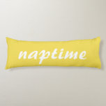 Grappig Geel en Wit Naptime Lichaamskussen<br><div class="desc">Voeg een beetje humor toe aan je slaapkamerdecor. Aangepaste gele lichaam kussen kan worden gepersonaliseerd met uw gewenste formulering (getoond: naptime) in wit schrift.</div>