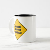 Grappig geel hard werk vooruit waarschuwend wegbor tweekleurige koffiemok (Voorkant links)