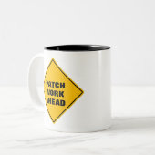 Grappig geel patchwerk voor waarschuwingsteken Tw Tweekleurige Koffiemok (Voorkant links)