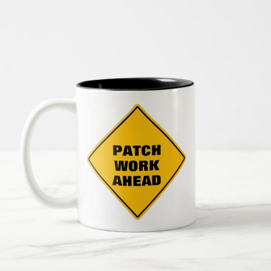 Grappig geel patchwerk voor waarschuwingsteken Tw Tweekleurige Koffiemok (Links)