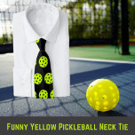 Grappig geel Pickleball Stropdas<br><div class="desc">Dit grappige pickleball pattern novelty stropdas is voor de pickleball fanaat in je leven. Trendy gele buitenbal op zwart. U kunt de kleur van het stropdas wijzigen. #pickleball</div>