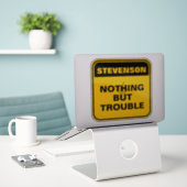 Grappig geel waarschuwingsbord gepersonaliseerd ca sticker (Laptop op bureau)