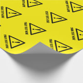 Grappig geel waarschuwingsteken Birthday en Kerstm Cadeaupapier (Hoek)