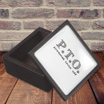 Grappig Gefeliciteerd, gepromoot om tijd uit te st Premium Cadeau Doosje<br><div class="desc">Typografie Grappige Zieke Trendy Gefeliciteerd dat je bent gepromoveerd naar Pretend Time Off! Voor werknemers die niet per uur betaald worden en werken op hun vrije dagen. Funny Vacation Work Time Workaholic citeert grappen en Humor. Introductie van onze "PTO" (Pretend Time Off) Desktop Trinket Paper Clip (Coin) Box, het perfecte...</div>