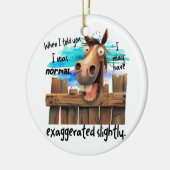 GRAPPIG GEK PAARD KIJKT OVER HET HEK KERAMISCH ORNAMENT (Links)
