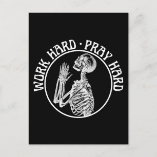 GRAPPIG GEKKNIELEND SKELET WERK HARD PRAY HARD WIT BRIEFKAART