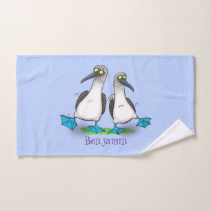 Grappig, gelukkig blauw gefundeerde cartoon die op bad handdoek