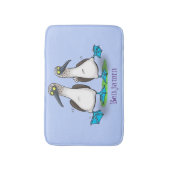 Grappig, gelukkig blauw gefundeerde cartoon die op badmat (Voorkant Verticaal)