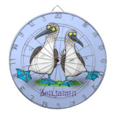 Grappig, gelukkig blauw gefundeerde cartoon die op dartbord (Voorkant)