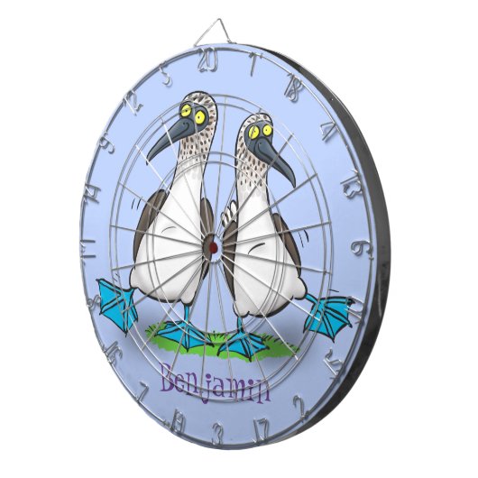 Grappig, gelukkig blauw gefundeerde cartoon die op dartbord (Voorkant Rechts)