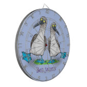 Grappig, gelukkig blauw gefundeerde cartoon die op dartbord (Voorkant Links)