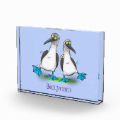 Grappig, gelukkig blauw gefundeerde cartoon die op fotoblokken (Rechts)