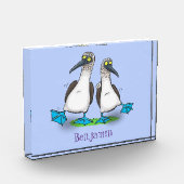 Grappig, gelukkig blauw gefundeerde cartoon die op fotoblokken (Links)